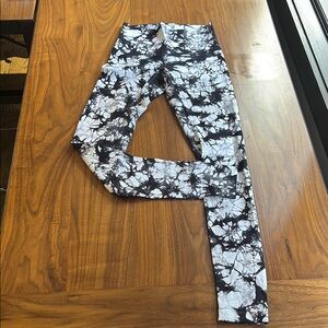 Lululemon Athletica Wunder Under Tights 28” Black and White Tie-Dye